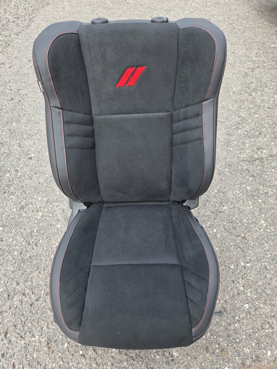 Dodge sportinės sėdynės atnaujinimas Dodge sportinės sėdynės atnaujinimas