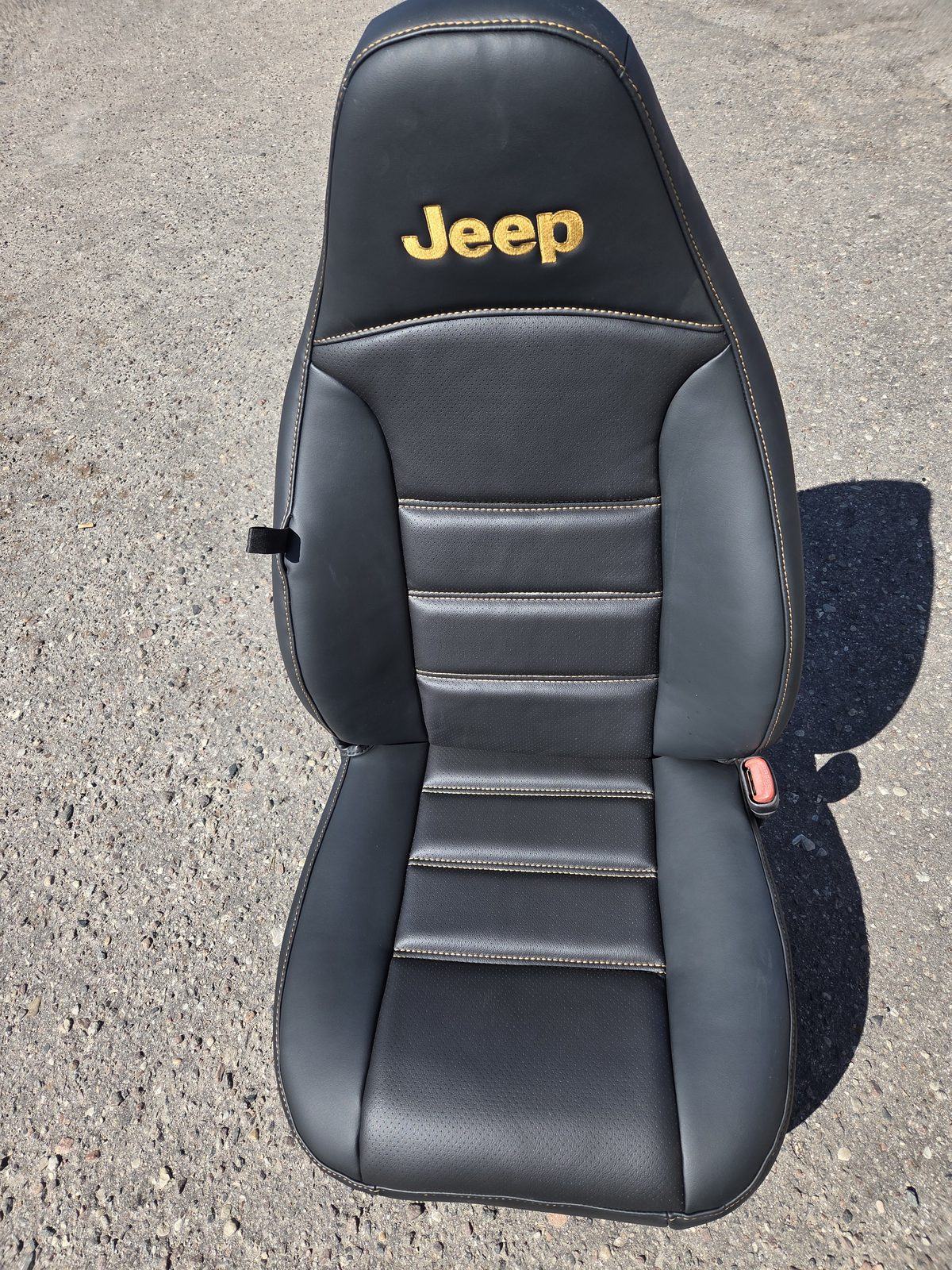 Jeep salono sėdynės atnaujinimas Jeep salono sėdynės atnaujinimas